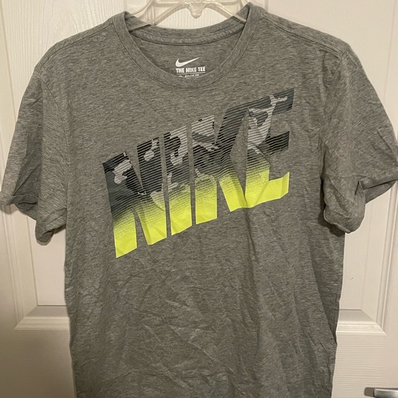 Nike medium  gray tshirt - Picture 1 of 2